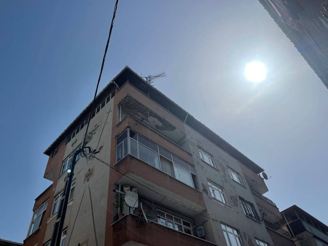 Bahçelievler'de faciadan dönüldü! Sıvalar döküldü 5 katlı bina boşaltıldı - Resim: 9